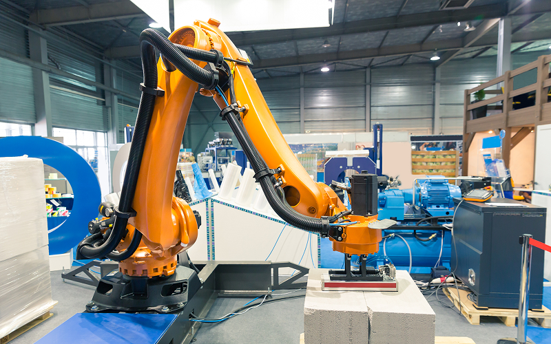 Industrial-robotic-arm-with-organized-cable-management-system